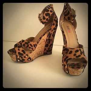 Platform leopard sandals